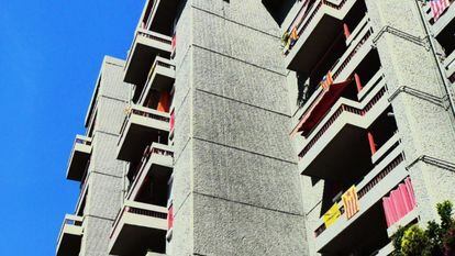 Can Mercader és una de les construccions que explica el brutalisme.