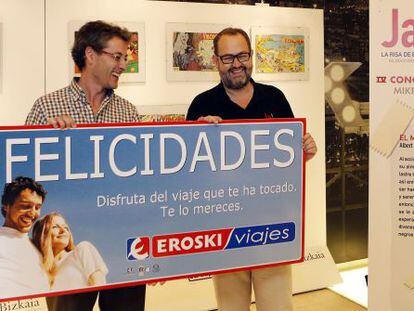 Jaime Molina (izquierda) recibe el premio de microcuentos de manos de Juan Bas.