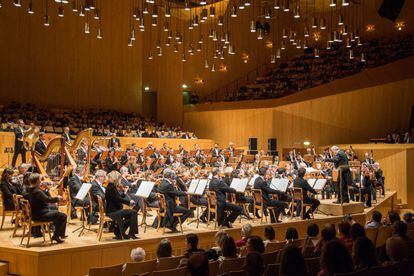 Iván Fischer dirigiendo a la Sinfónica de la Radio de Baviera el poema sinfónica ‘Así habló Zaratustra’ de Richard Strauss, este miércoles en Zaragoza.