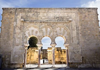El primer califa omeya de Córdoba, Abderramán III, ordenó construir en el año 936 una “ciudad resplandeciente”, que es lo que significa Madinat al-Zahra. Fue una ciudad fastuosa en la que se materializó el esplendor y el lujo del reino, pero el sueño fue breve, ya que fue destruida en 1010, en la guerra que acabó con la dinastía de los Omeya. Situada a unos ocho kilómetros de Córdoba, en las estribaciones de sierra Morena, Medina Azahara se puede visitar de martes a domingo (entrada gratuita). Más información: <a href="http://www.museosdeandalucia.es/cultura/museos/CAMA/" target="_blank">www.museosdeandalucia.es.</a>
