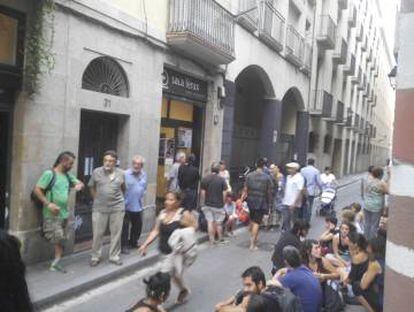 Varias personas mostrando su apoyo a los titiriteros en una función en Barcelona.