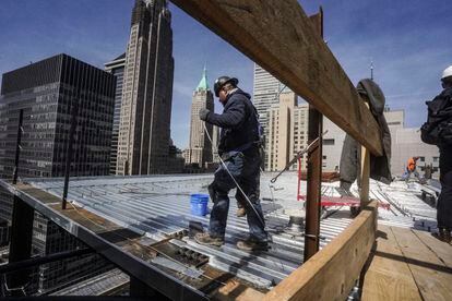 Un obrero trabaja en un edificio de nueva construcción en el distrito financiero de Manhattan (Nueva York), en abril.