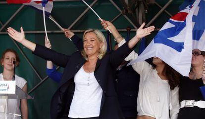 Le Pen saluda en un mitin en Brachay, el 30 de agosto.