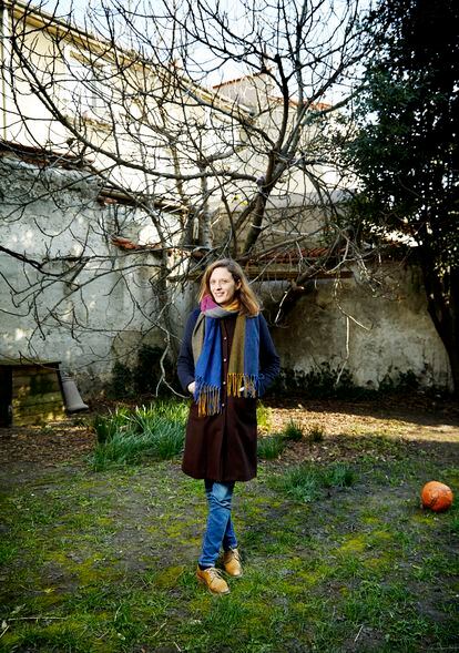 Mia Hansen-Løve en el jardín de su casa de Montreuil, a las afueras de París.