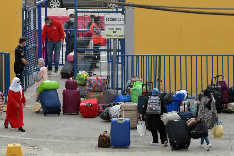 Mujeres marroquíes bloqueadas en Ceuta a causa de la pandemia regresan a su país a través de un pasillo humanitario el miércoles 30 de septiembre.