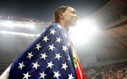La atleta estadounidense Dalilah Muhammad tras batir el rércord mundial en 400 metros con obstáculos, el 4 de octubre de 2019.