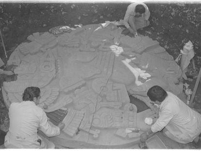Un grupo de arqueólogos limpia el monolito de Coyolxauhqui, tras su descubrimiento en 1978.