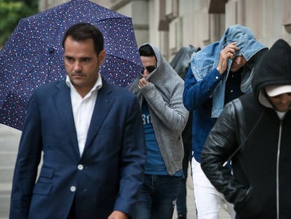 Los agresores, con la cara tapada, llegando a la Audiencia en julio.