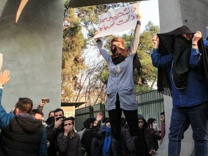 Estudiantes iraníes en la Universidad de Teherán en una de las manifestaciones contra el Gobierno el pasado sábado. EFE