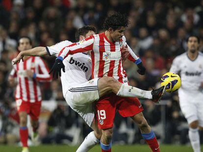 Diego Costa pugna por el bal&oacute;n con Xabi Alonso en el partido de la primera vuelta.