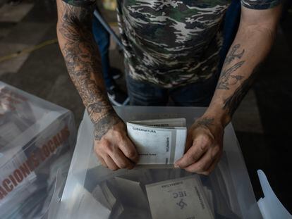 Un hombre deposita su voto para la gubernatura del Estado de Coahuila, el 4 de junio de 2023.