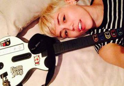 A Miley Cirus le gusta entretenerse haciéndose fotos y jugando al Guitar Hero. En la imagen, la cantante posa con una réplica de la Gibson Les Paul.