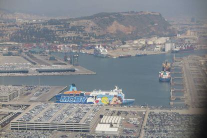 El barco Moby Dada, con el dibujo de Piol&iacute;n, en el puerto de Barcelona.