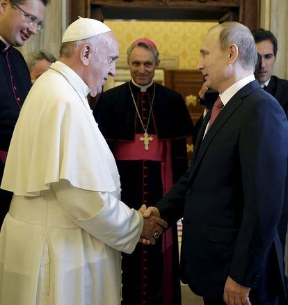 El presidente ruso, Vladímir Putin y el papa Francisco durante una audiencia privada en el Vaticano en la que tratarán la crisis de Ucrania y la situación de los cristianos en Oriente Medio, entre otros temas.