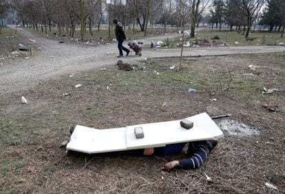 El cuerpo de una persona muerta como consecuencia de los ataques de las tropas rusas en la ciudad portuaria de Mariupol.
