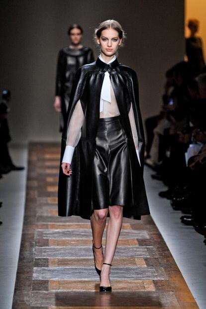 Una de las propuestas para este otoño de la firma Valentino es esta capa de piel negra con costuras y cierre en el cuello.