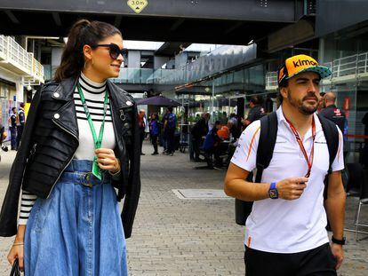Fernando Alonso y Linda Morselli en el campeonato de Fórmula 1 celebrado en Sao Paulo, Brasil, en noviembre de 2018.