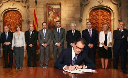 Artur Mas firma el decreto de la consulta del 9 de noviembre.