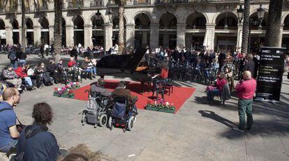 Piano situado ne la plaza Reial de Barcelona para que la gente lo toque.