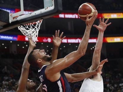 Rudy Gobert, de Francia, se dispone a lanzar a canasta.