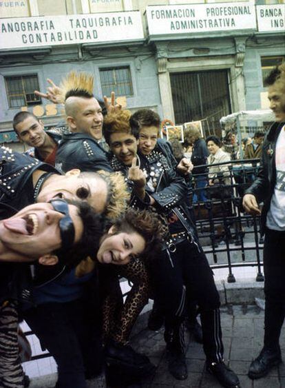 Jóvenes punkis en el Madrid de los años ochenta.