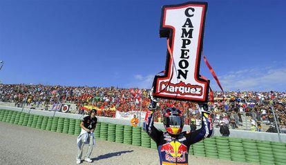 Márquez, de 17 años, celebra el título mundial ante las gradas del circuito Ricardo Tormo, en Cheste (Valencia).