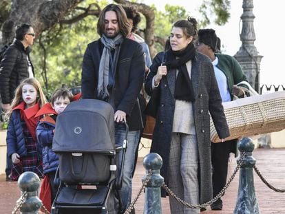 Carlota Casiraghi con Dimitri Rassam y sus hijos, en Mónaco en diciembre de 2018.