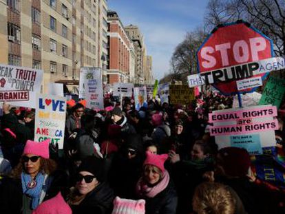 Cientos de miles de personas se manifiestan en las grandes ciudades de EE UU contra el machismo y las políticas conservadoras de Trump. Un año después de la primera movilización, la mira está puesta en las elecciones legislativas de 2018.