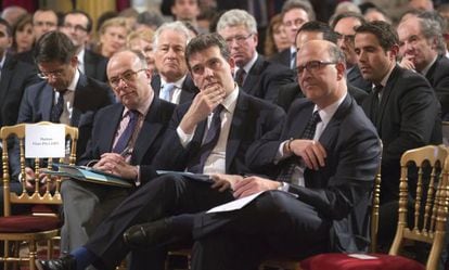 Los ministros franceses de Presupuestos, (Cazeneuve, izquierda), Productividad (Montbourg, centro) y Finanzas (Moscovici), en Par&iacute;s.
