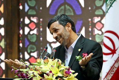 Mahmud Ahmadineyad, ayer en Teherán en un encuentro con expatriados iraníes.