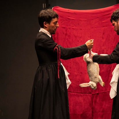 El momento en que desepellejan un conejo en escena en 'Vudú (3318) Blixen'.
