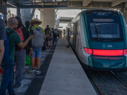 Pasajeros abordan el Tren Maya, el 15 de diciembre en la estación de Cancún.