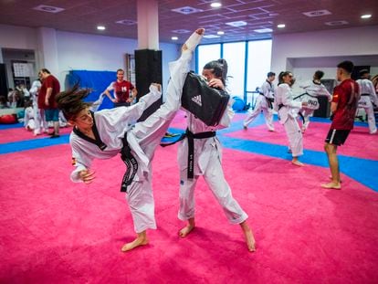 DVD 1105 (04-05-22) Entrenamiento de Taekwondo en el Club Hankuk en San Sebastián de los Reyes. Adriana Cerezo a la izquierda. Foto Samuel Sánchez
