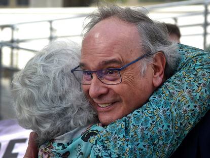 Julio Pacheco se abraza a su mujer, Rosa García, tras declarar ante el juez este viernes en Madrid.