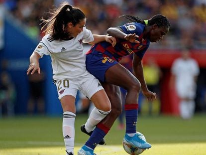 Ainoa Campo, del Tacón,  disputa el balón ante la jugadora nigeriana del FC Barcelona, Asisat Oshoala.