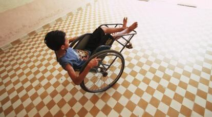 Un  ni&ntilde;o con discapacidad juega con su silla de ruedas.