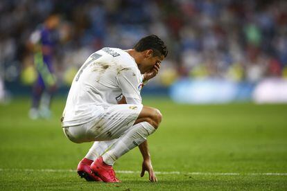 Cristiano Ronaldo lamentandose en el cesped del Bernabeu.