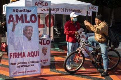 Un puesto de recolección de firmas en El Centro Histórico de Ciudad de México. 