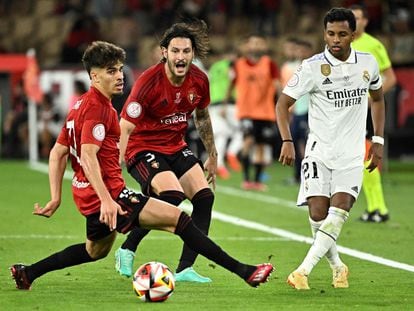 Rodrygo toca el balón entre Abde y Juan Cruz durante la final de Copa de este sábado.