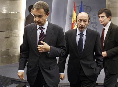 José Luis Rodríguez Zapatero, seguido del ministro Alfredo Pérez Rubalcaba, en La Moncloa.