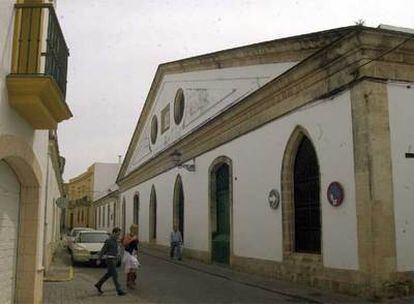 Unos de los edificios bodegueros en la calle Valdés de El Puerto de Santa María.