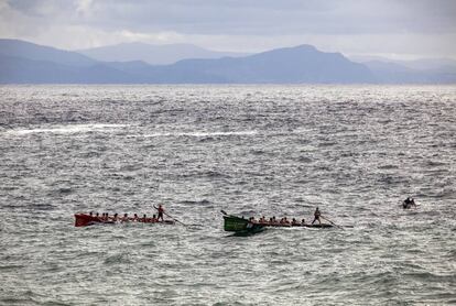 Regata de dos traineras en el golfo de Vizcaya.