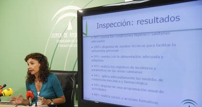 La consejera de Salud y Bienestar Social, María Jesús Montero, presenta los datos de las inspecciones en servicios sociales.