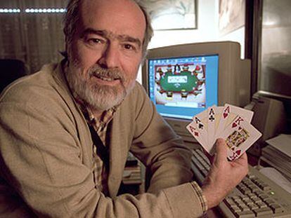 Gonzalo García-Pelayo, frente al ordenador de su casa, mostrando su habilidad con el póquer.
