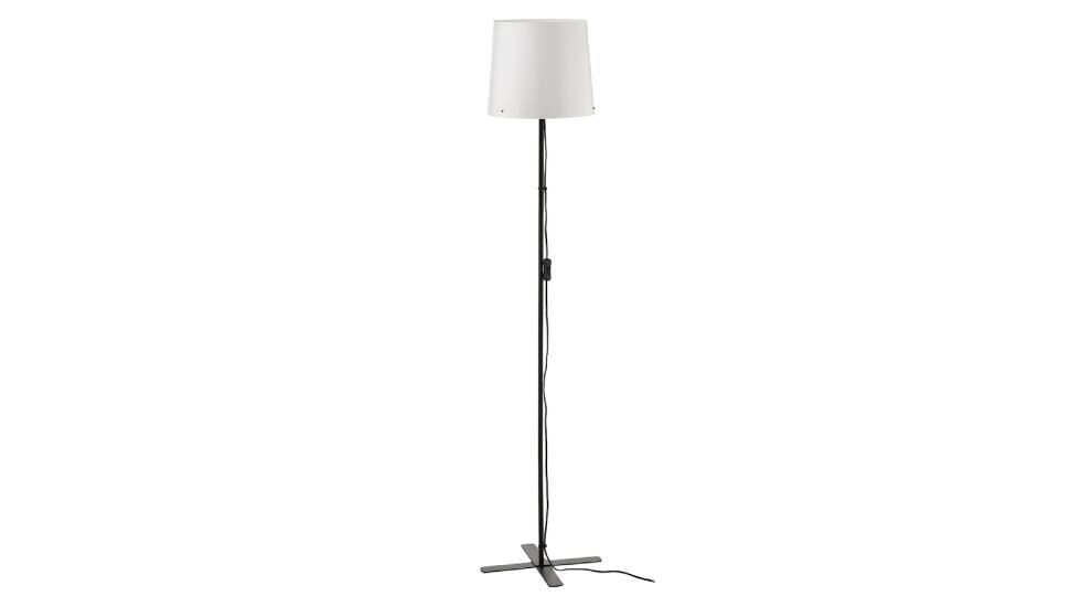 Lámpara de pie de salón barata con diseño Ikea.