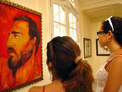 Dos mujeres observan un retrato del dirigente cubano Fidel Castro, ayer en La Habana.
