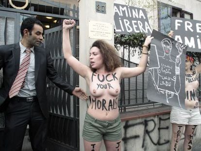 Activistas de Femen protestan en el consulado de T&uacute;nez en Mil&aacute;n.