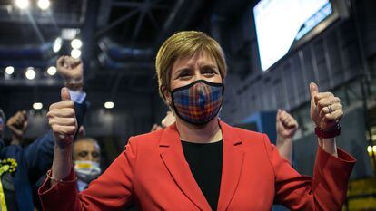 La ministra principal de Escocia y líder del SNP, Nicola Sturgeon, celebra este sábado su victoria en la circunscripción de Glasgow.