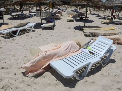 En la imagen, varios cuerpos cubiertos con mantas en la playa de Túnez atacada.