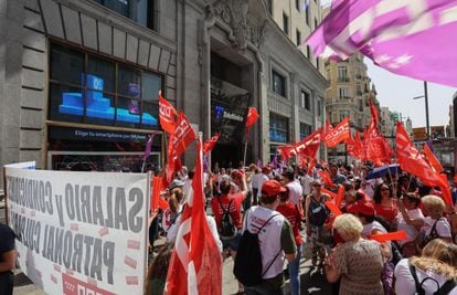 Teleoperadores se concentran ante la sede de Telefónica en la Gran Vía de Madrid durante la jornada de huelga del sector.